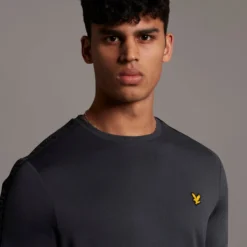 Lyle And Scott Sleeve Tape Stretch Tee 7 Lyle And Scott Sleeve Tape Stretch Tee -winter gloves shop Lyle M Sleeve Tape Stretch 2023 True Black 2